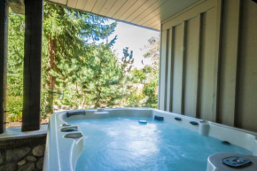 Steps from the Village with PRIVATE Hot Tub by Harmony Whistler